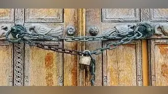 जमशेदपुर : लावारिस मकान पर है दबंगों की नजर, पुलिस ने जड़ा ताला
