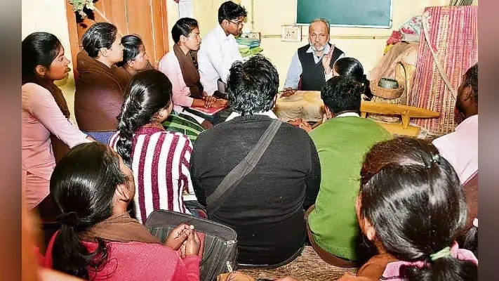 रांची : न बेंच का पता न डेस्क का, कमरे के बाहर से विद्यार्थी करते हैं क्लास