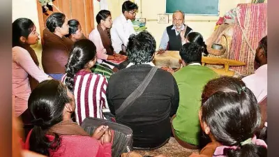 रांची : न बेंच का पता न डेस्क का, कमरे के बाहर से विद्यार्थी करते हैं क्लास