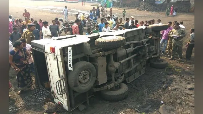 फुसरो में बच्चों से भरी स्कूल वैन पलटी, बड़ी घटना टली, सभी बच्चे सुरक्षित