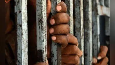 मुजफ्फरपुर : पांच जिलों में छापा, महनार के आभूषण कारोबारी के पुत्र समेत आठ हिरासत में