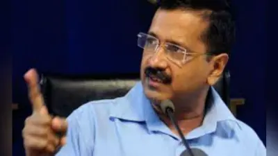 सीएम केजरीवाल की कार पर हमला काफिले पर भीड़ ने बरसायीं लाठियां