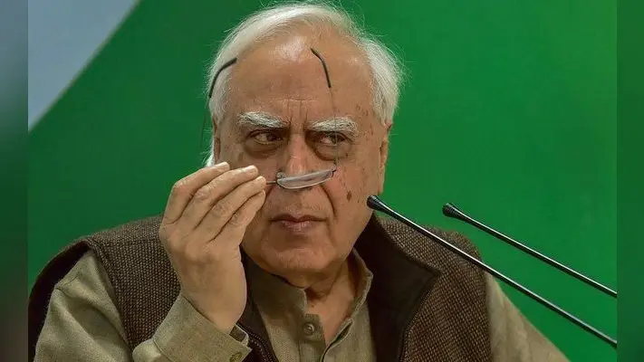 हितों के टकराव के कारण राफेल करार के ऑडिट से खुद को अलग करें सीएजी : कांग्रेस