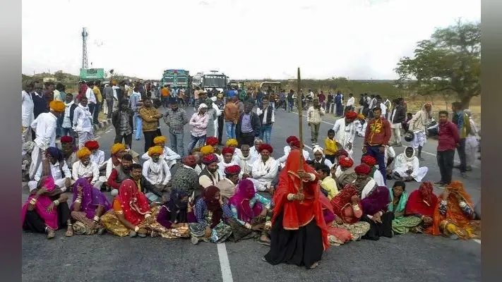 हिंसक हुआ गुर्जर आंदोलन, करौली व धौलपुर में धारा 144 लागू, गहलोत बोले- वार्ता के लिए द्वार खुले