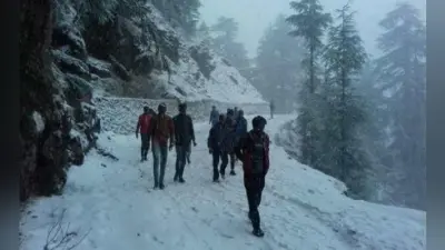 दार्जिलिंग : भीषण ठंड में बर्फबारी, सैलानियों ने की जमकर मस्ती