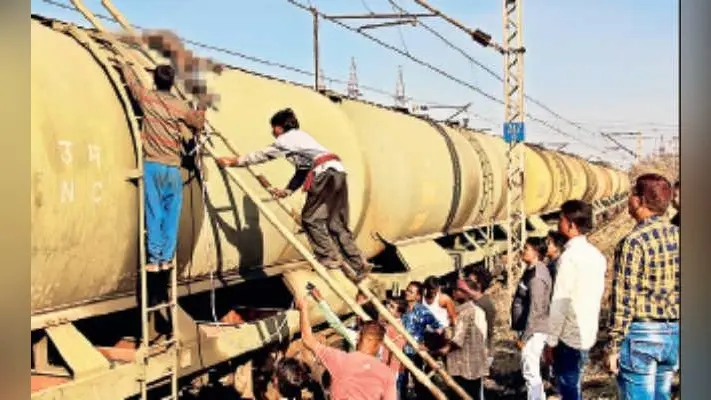 जमशेदपुर : ट्रेन के ऑयल टैंकर पर सेल्फी लेेने चढ़े थे, एक जिंदा जला, दोस्त गंभीर