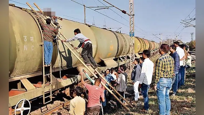 जमशेदपुर : ….जब रेलवे वायल टैंकर पर सेल्फी लेने चढ़ा युवक जिंदा जला