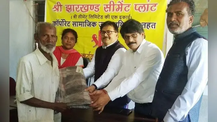 खरसावां में जरूरतमंदों के बीच कंबल वितरण