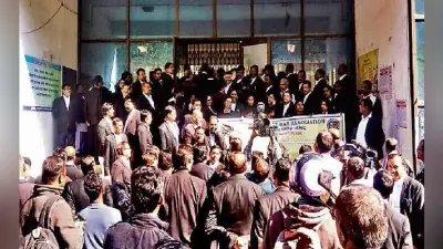 रांची : उपायुक्त को ज्ञापन सौंपने गये थे अधिवक्ता कर दिया गया समाहरणालय का गेट बंद, जानें अधिवक्ताओं की मांगें