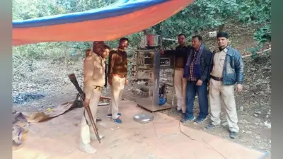 कोडरमा जिले के चंदवारा के जंगल में मिली शराब की मिनी फैक्टरी