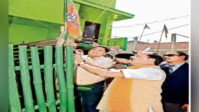 मुख्यमंत्री रघुवर दास ने घरों में लगाये झंडे और स्टिकर, कहा – पूर्वी में कौन है हस्ती, जो हटायेगा गरीबों की बस्ती