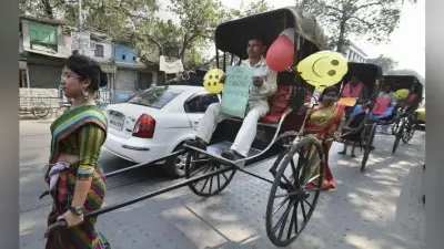 कोलकाता में छात्रों ने मनाया अनोखा Valentine”s Day, रिक्शा चालकों को बैठाकर चलाया रिक्शा