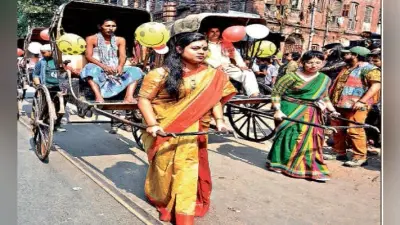 कोलकाता : हाथरिक्शा चालकों को कराया प्रेम का अहसास, चालकों को हाथरिक्शा पर बैठा कर पूरा कॉलेज स्क्वायर घुमाया