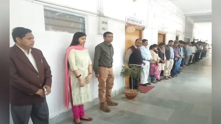 Pulwama Terror Attack : शहीदों के लिये सबसे बड़ी श्रद्धांजलि, डीएम लेगी शहीद के बच्चे को गोद