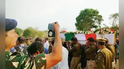 वीर शहीद विजय सोरेंग के जयकारे से गूंजा गुमला का फरसामा गांव, थम नहीं रहे परिवार वालों के आंसू