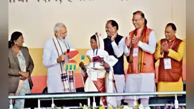 ..जब पीएम ने पूछा, आवास-शौचालय मिला, मिठाई कब खिलायेंगी, मंजू बोलीं, जरूर खिलइबे मिठाई, घर आवा, मंच पर लगे ठहाके