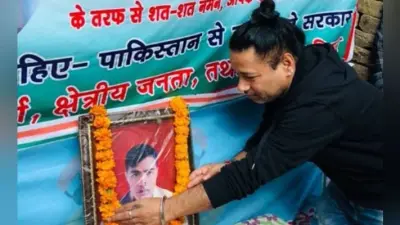 Pulwama Attack : शहीद के घर पहुंचे कैलाश खेर, पिता और पत्नी को दिये 5-5 लाख रुपये के चेक