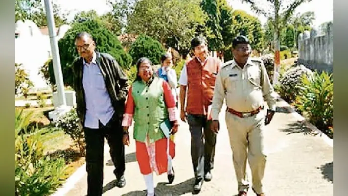 महिला बंदियों ने बाल संरक्षण आयोग की अध्यक्ष के सामने रखी अपनी समस्याएं, कहा बच्चे घर पर अकेले हैं, कोई देखनेवाला नहीं