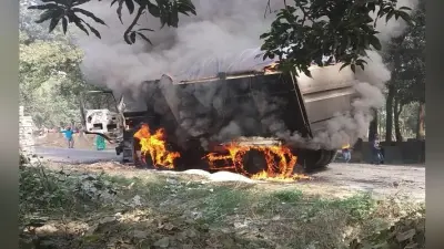 हाइवा ने दो स्कूली छात्रों को रौंदा, एक की मौत, आक्रोशित लोगों ने वाहन को फूंका