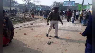 चास : जमीन मापी कराने पहुंचे पुलिस पर ग्रामीणों ने किया पथराव, लाठीचार्ज