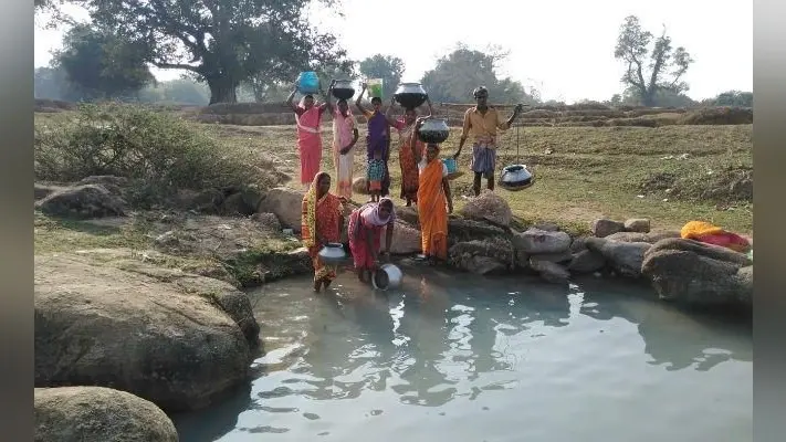 बोंगालोया के ग्रामीण चुआं में जमा पानी पीने को मजबूर, बीमारी फैलने का खतरा