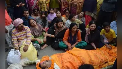 व्यवसायी पुरुषोत्तम गुप्ता हत्याकांड : विरोध में शव को सड़क पर रख कारोबारियों ने किया प्रदर्शन