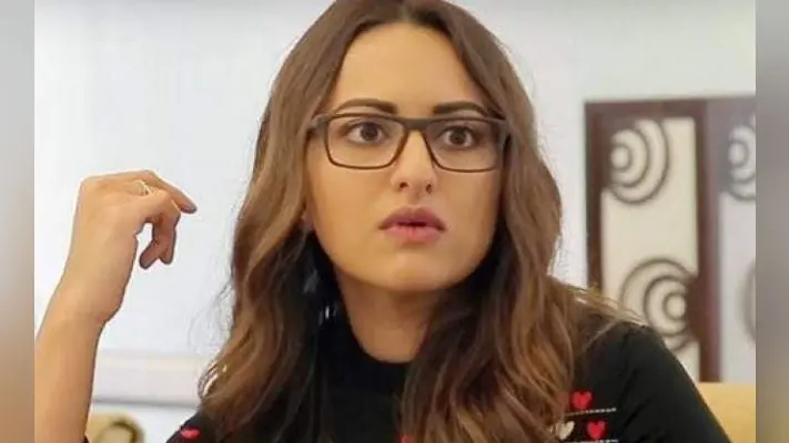 अभिनेत्री सोनाक्षी सिन्हा को धोखाधड़ी के केस में मुरादाबाद कोर्ट ने किया तलब, मैनेजर के खिलाफ वारंट जारी