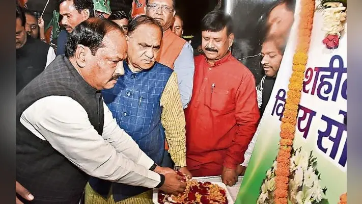 रांची : नरेंद्र मोदी को दोबारा प्रधानमंत्री बनाने को लेकर भाजपा ने चलाया कमल ज्योति अभियान, सीएम ने जलायी ज्योति