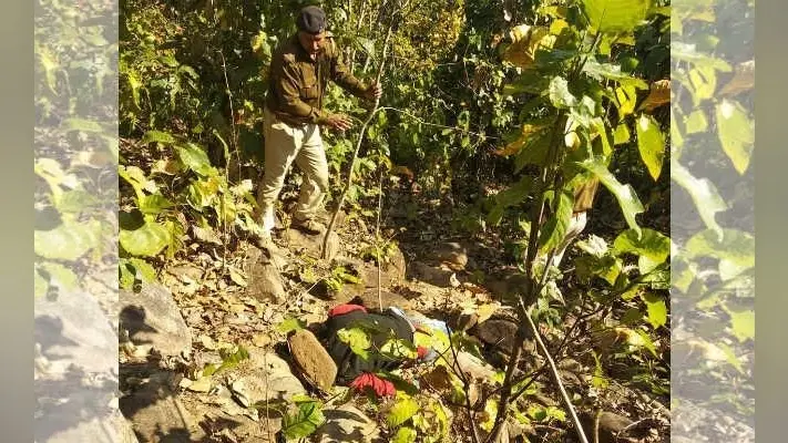 बरकट्ठा-इचाक मार्ग से लापता व्यक्ति का शव जंगल से बरामद, बाइक सड़क किनारे पड़ी मिली