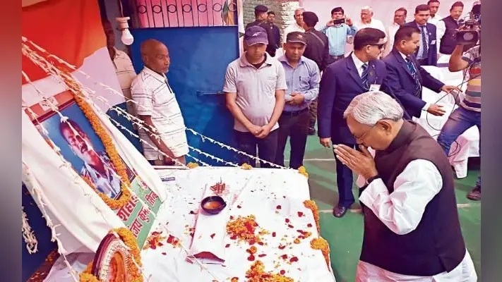 मसौढ़ी : शहीद संजय के घर पहुंचे सीएम नीतीश, दिया हर संभव मदद करने का आश्वासन