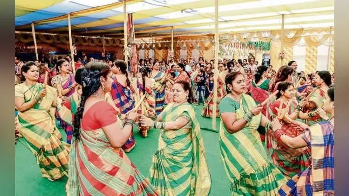 डांडिया संग निकली रथयात्रा