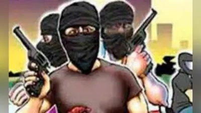 20 मिनट में 15 डकैतों ने लूटी सात लाख रुपये की संपत्ति