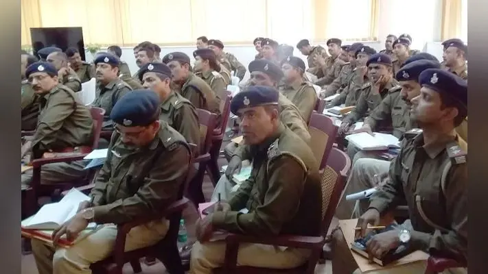Ranchi : SSP ऑफिस में पुलिस अधिकारियों को दी गयी C-Vigil App की जानकारी