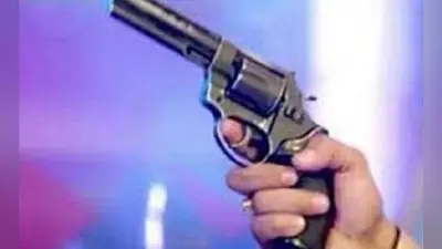 आगरा: सड़क पर हर्ष फायरिंग करते एक व्यक्ति का वीडियो हुआ वायरल, पुलिस ने किया गिरफ्तार
