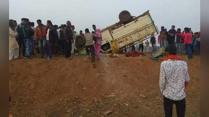 गुमला : टांगीनाथ से पूजा कर लौट रहे श्रद्धालुओं से भरी गाड़ी पलटी, एक की मौत, 20 घायल