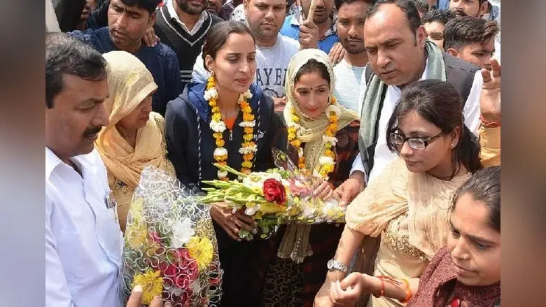 Oscar अवार्ड लेकर हापुड़ पहुंचीं बेटियां, जोरदार स्वागत