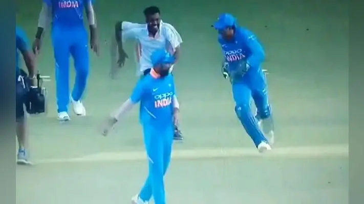 धौनी को HUG करने मैदान में घुसा फैन, ”माही” ने जमकर दौड़ाया, देखें VIDEO