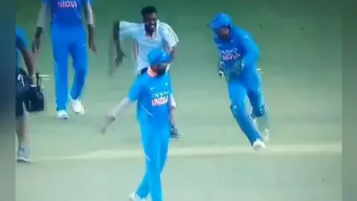 धौनी को HUG करने मैदान में घुसा फैन, ”माही” ने जमकर दौड़ाया, देखें VIDEO