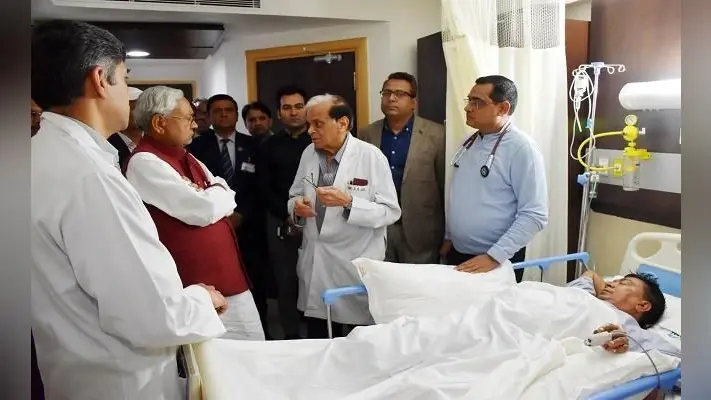 बिहार : सीएम नीतीश ने अस्पताल पहुंच शिक्षा मंत्री का लिया हालचाल
