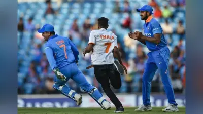 मैदान में घुसे फैन को एमएस धौनी ने पहले खूब दौड़ाया फिर गले लगाया