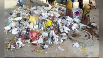 सफाईकर्मियों का कूड़ाफेंक प्रदर्शन : नगर पालिका ठेकेदार चार महीने से नहीं दे रहा था वेतन