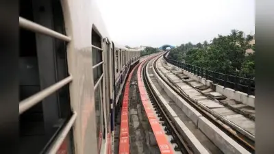 मेट्रो की पटरी से निकली चिंगारी, रेल सेवा प्रभावित