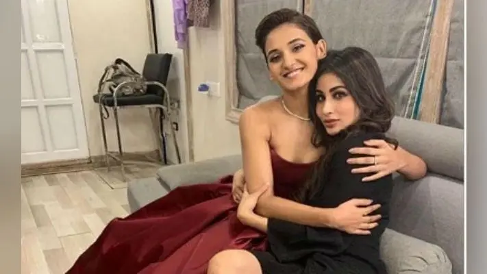 आखिर किसके साथ रिलेशनशिप में हैं नागिन फेम मौनी राय ?