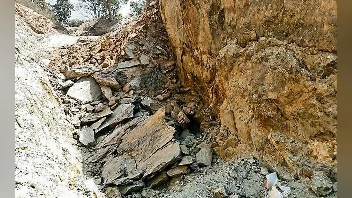 नवादा : अबरक की अवैध खदान में चाल धंसा, चार की मौत