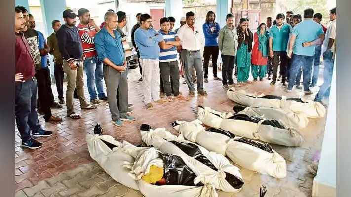 कुजू में सड़क दुर्घटना, इनोवा में फंसे थे लोग और ग्रामीण लूट रहे थे सामान