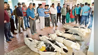 कुजू में सड़क दुर्घटना, इनोवा में फंसे थे लोग और ग्रामीण लूट रहे थे सामान