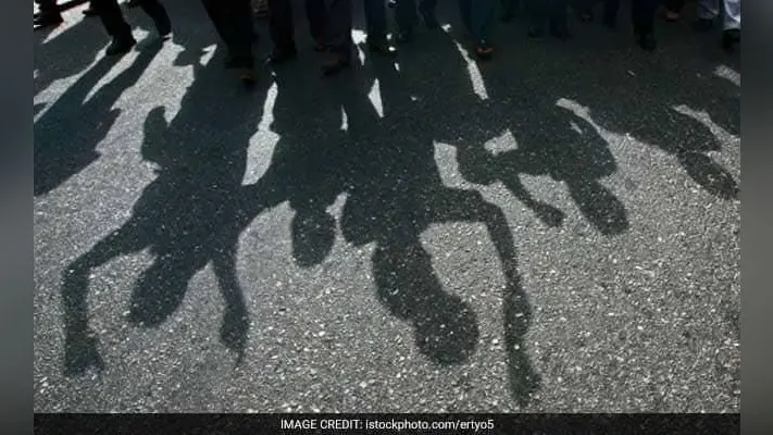 प्रोफेसर के वाहन में मारी टक्कर, विरोध करने पर पीटा