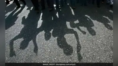 प्रोफेसर के वाहन में मारी टक्कर, विरोध करने पर पीटा