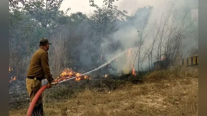 खरसावां : बंद पड़े अभिजीत स्टील प्लांट में लगी भीषण आग, लाखों का नुकसान