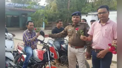 सिमडेगा : सड़क सुरक्षा, बिना हेलमेट वाहन चालकों को दिया गया गुलाब का फूल